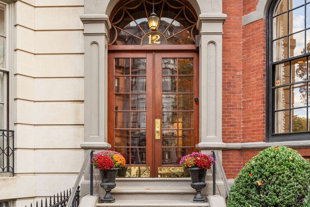 12 Marlborough St, Boston, Massachusetts, 2 Bedrooms Bedrooms, 6 Rooms Rooms,2.5 BathroomsBathrooms,Residential,For Sale,Marlborough St,73513547