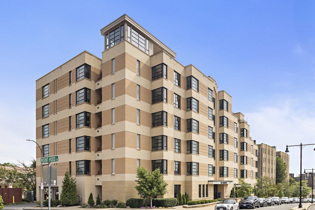 1650 Commonwealth Ave, Boston, Massachusetts, 2 Bedrooms Bedrooms, 4 Rooms Rooms,2 BathroomsBathrooms,Residential,For Sale,Commonwealth Ave,73513563