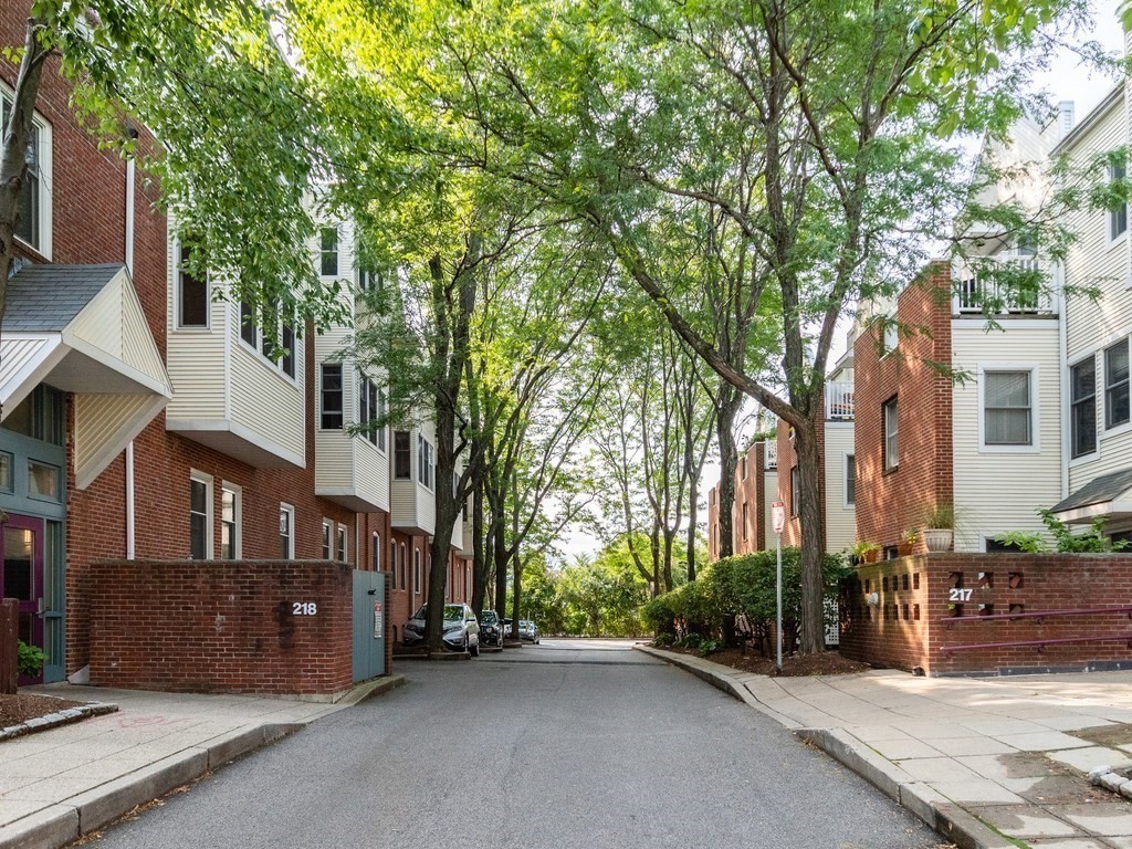 218 Thorndike Pl, Cambridge, Massachusetts, 1 Bedroom Bedrooms, 3 Rooms Rooms,1 BathroomBathrooms,Residential Lease,For Rent,Thorndike Pl,73513556