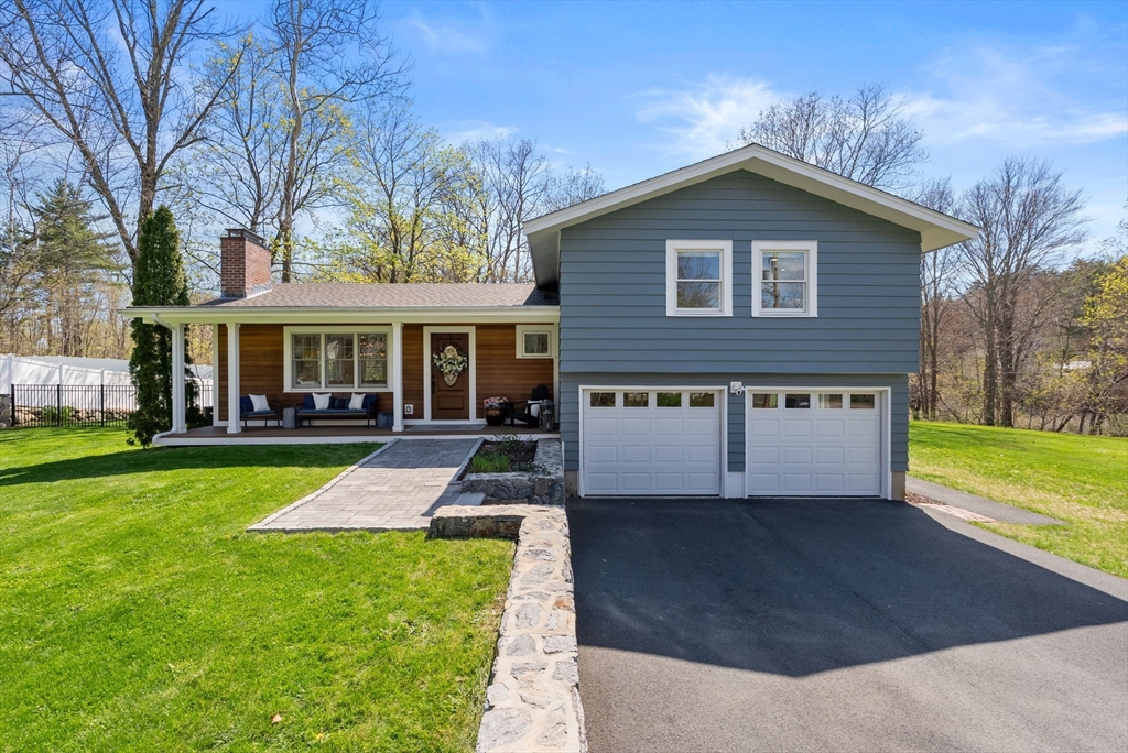 6 Clinton St, Amesbury, Massachusetts, 4 Bedrooms Bedrooms, 6 Rooms Rooms,2.5 BathroomsBathrooms,Residential,For Sale,Clinton St,73513555