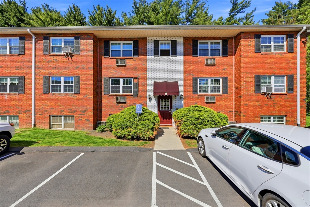 8 Maple Crest Cir, Holyoke, Massachusetts, 2 Bedrooms Bedrooms, 4 Rooms Rooms,1 BathroomBathrooms,Residential,For Sale,Maple Crest Cir,73513291