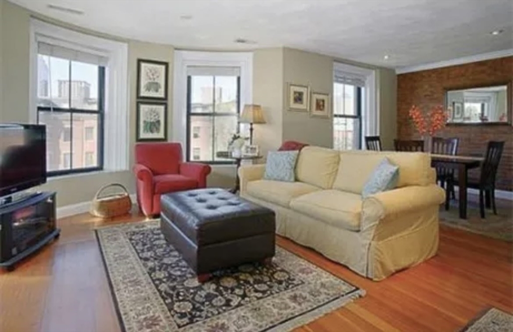 662 Tremont Street, Boston, Massachusetts, 2 Bedrooms Bedrooms, 4 Rooms Rooms,1 BathroomBathrooms,Residential Lease,For Rent,Tremont Street,73513296