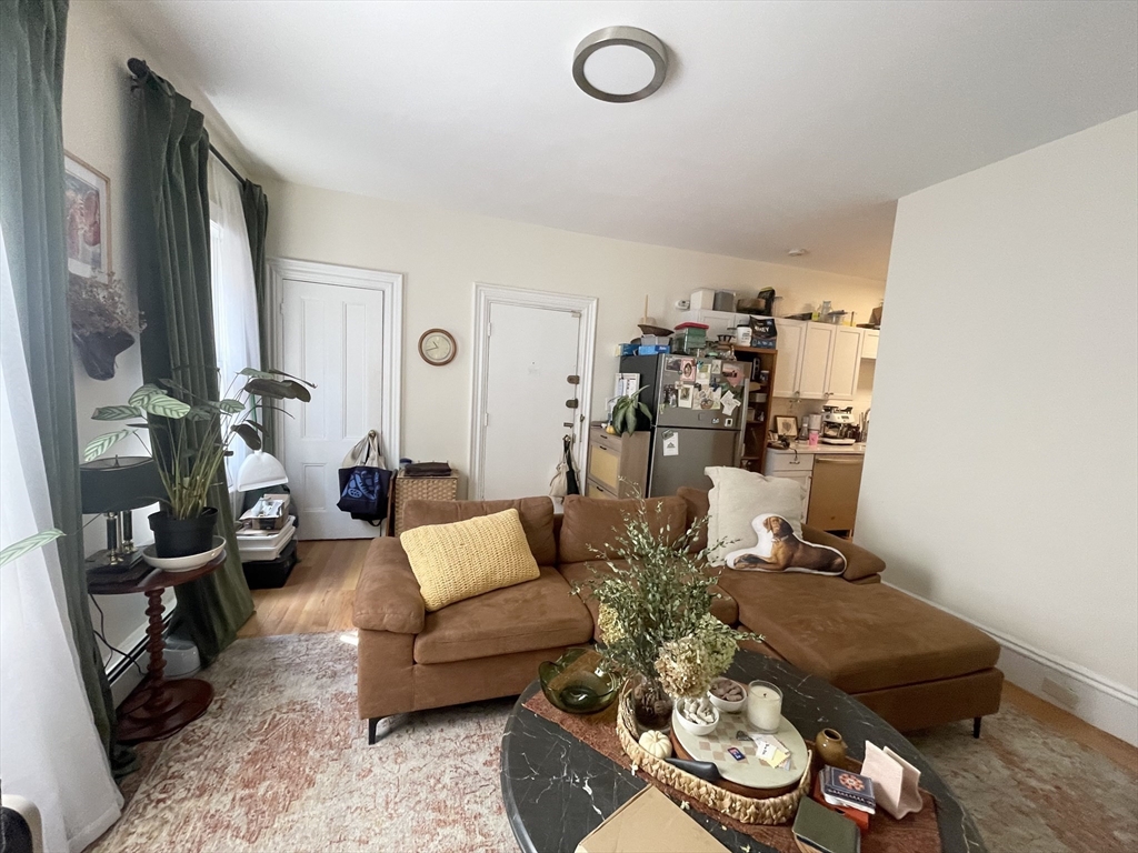 13 S. Russell St., Boston, Massachusetts, 1 Bedroom Bedrooms, 4 Rooms Rooms,1 BathroomBathrooms,Residential Lease,For Rent,S. Russell St.,73513581