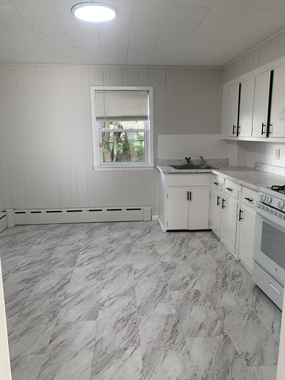 86 Hunter St, Fall River, Massachusetts, 1 Bedroom Bedrooms, 4 Rooms Rooms,1 BathroomBathrooms,Residential Lease,For Rent,Hunter St,73513316