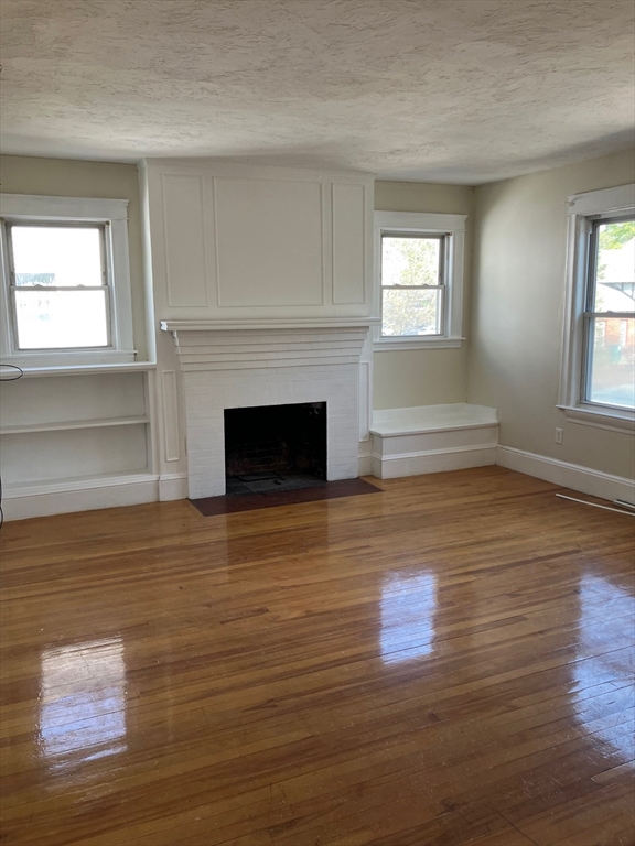 1062 Pleasant St, Worcester, Massachusetts, 3 Bedrooms Bedrooms, 6 Rooms Rooms,1 BathroomBathrooms,Residential Lease,For Rent,Pleasant St,73513208