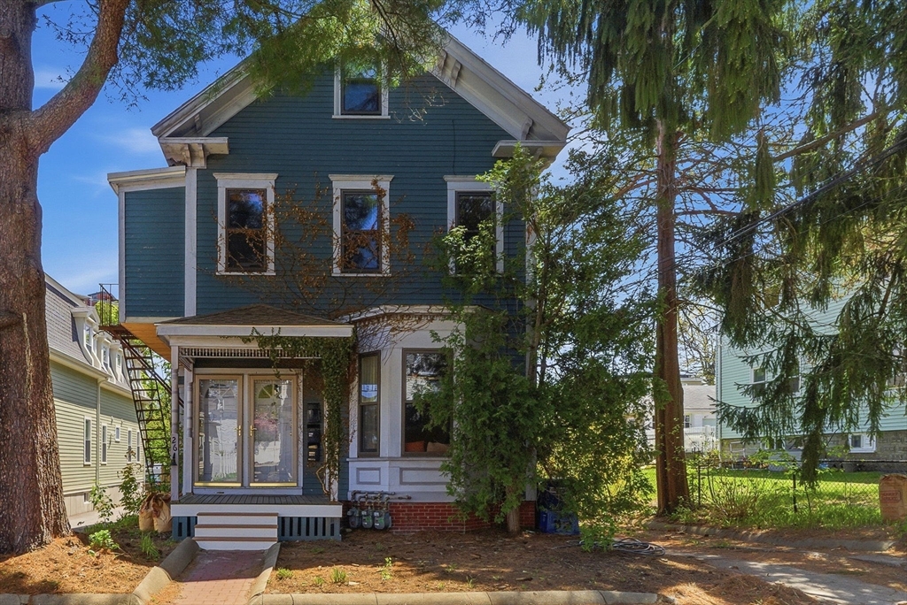 26 Hamlet St, Somerville, Massachusetts, 2 Bedrooms Bedrooms, 4 Rooms Rooms,1 BathroomBathrooms,Residential,For Sale,Hamlet St,73513526