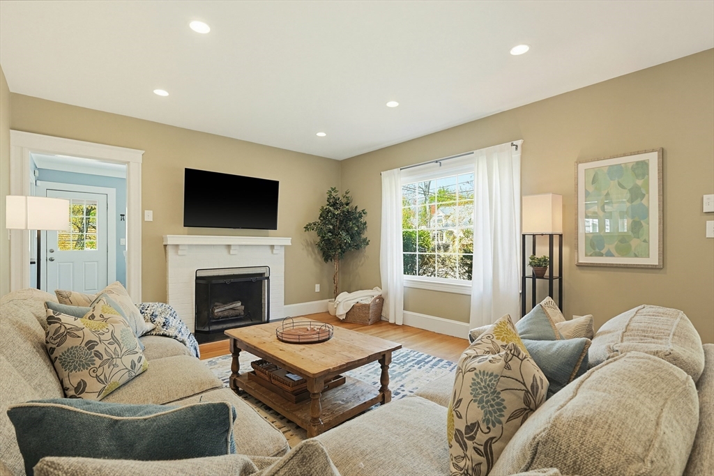 24 Maskwonicut St, Sharon, Massachusetts, 3 Bedrooms Bedrooms, 8 Rooms Rooms,2 BathroomsBathrooms,Residential,For Sale,Maskwonicut St,73513610