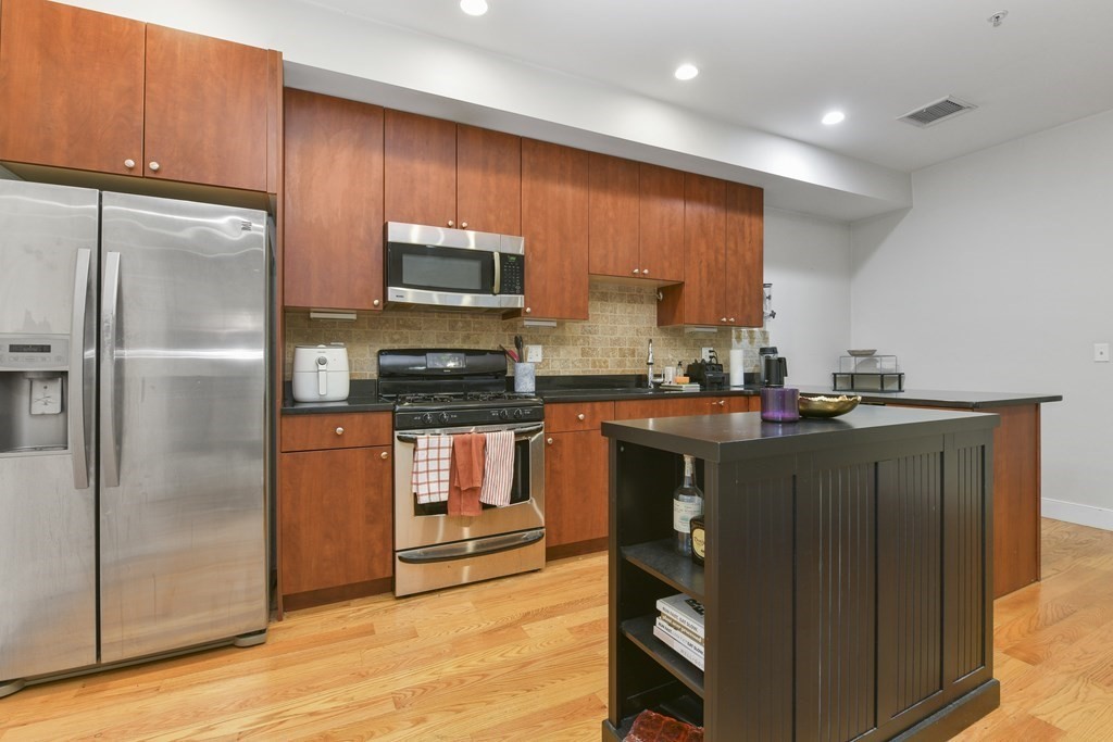 327 W Broadway, Boston, Massachusetts, 2 Bedrooms Bedrooms, 4 Rooms Rooms,2 BathroomsBathrooms,Residential Lease,For Rent,W Broadway,73513241
