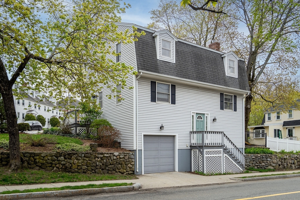 17 John St, Reading, Massachusetts, 3 Bedrooms Bedrooms, 7 Rooms Rooms,1.5 BathroomsBathrooms,Residential,For Sale,John St,73513653