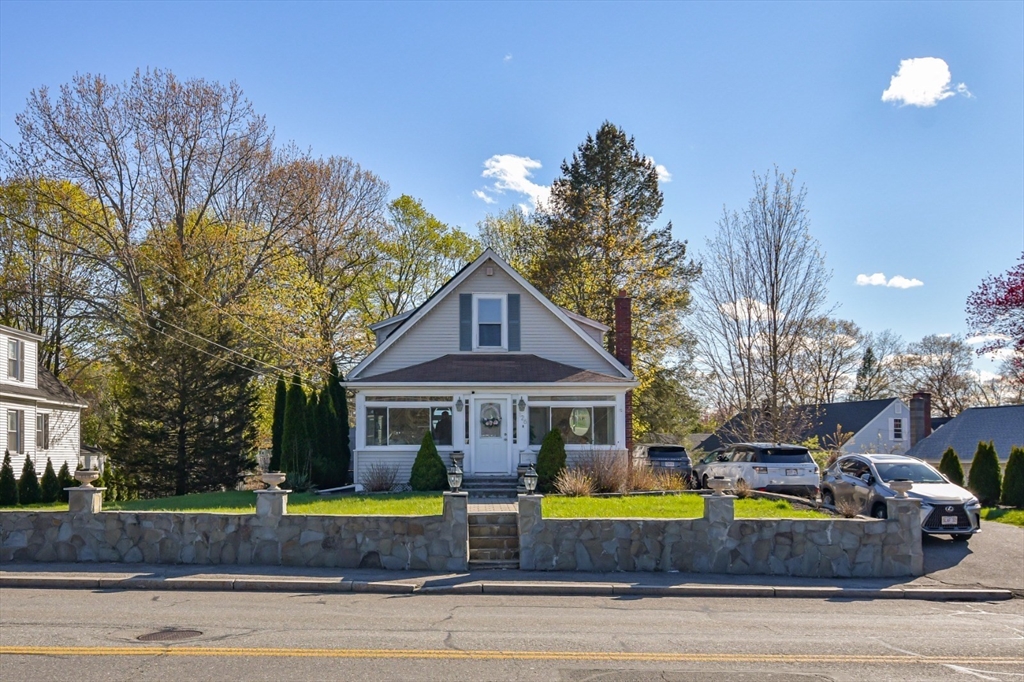 126 Haverhill St, Methuen, Massachusetts, 4 Bedrooms Bedrooms, 6 Rooms Rooms,2.5 BathroomsBathrooms,Residential Lease,For Rent,Haverhill St,73513655
