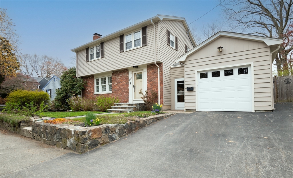 189 West Shore Dr, Marblehead, Massachusetts, 3 Bedrooms Bedrooms, 8 Rooms Rooms,1.5 BathroomsBathrooms,Residential,For Sale,West Shore Dr,73513029