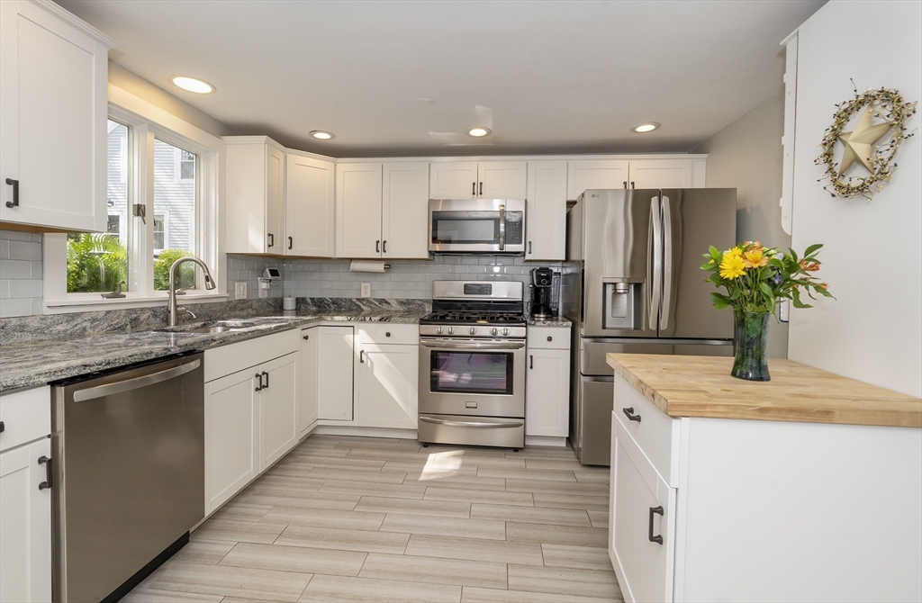 1 Union Ct, Amesbury, Massachusetts, 3 Bedrooms Bedrooms, 6 Rooms Rooms,2 BathroomsBathrooms,Residential,For Sale,Union Ct,73513420