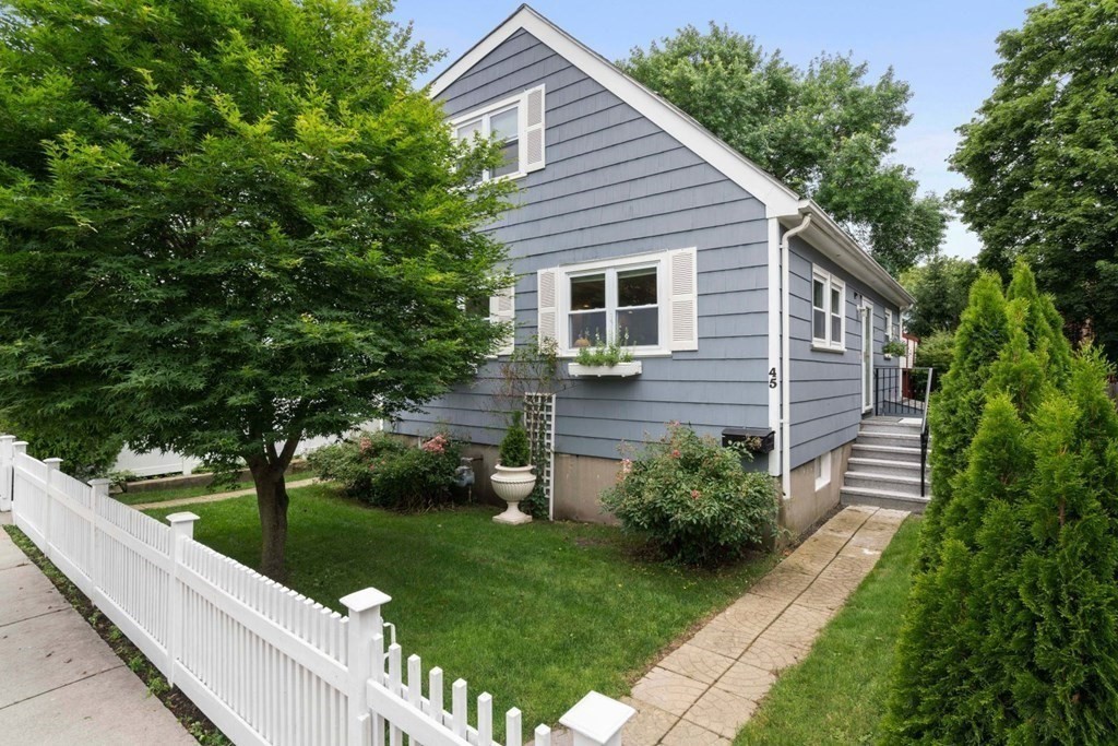 45 Magoun St, Cambridge, Massachusetts, 3 Bedrooms Bedrooms, 8 Rooms Rooms,2.5 BathroomsBathrooms,Residential Lease,For Rent,Magoun St,73500754