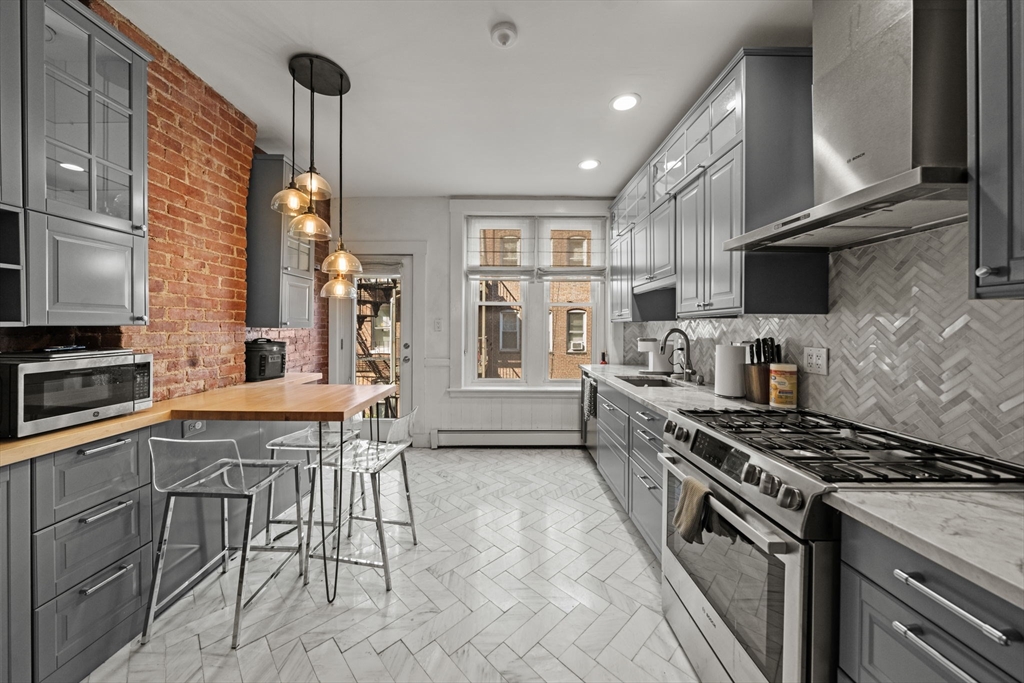 19 Cortes Street, Boston, Massachusetts, 2 Bedrooms Bedrooms, 4 Rooms Rooms,1 BathroomBathrooms,Residential Lease,For Rent,Cortes Street,73500573