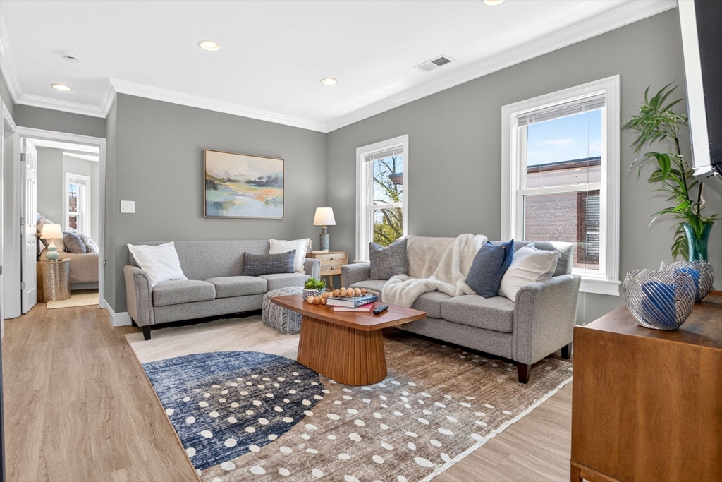 614 Bennington St, Boston, Massachusetts, 3 Bedrooms Bedrooms, 6 Rooms Rooms,1.5 BathroomsBathrooms,Residential,For Sale,Bennington St,73513778