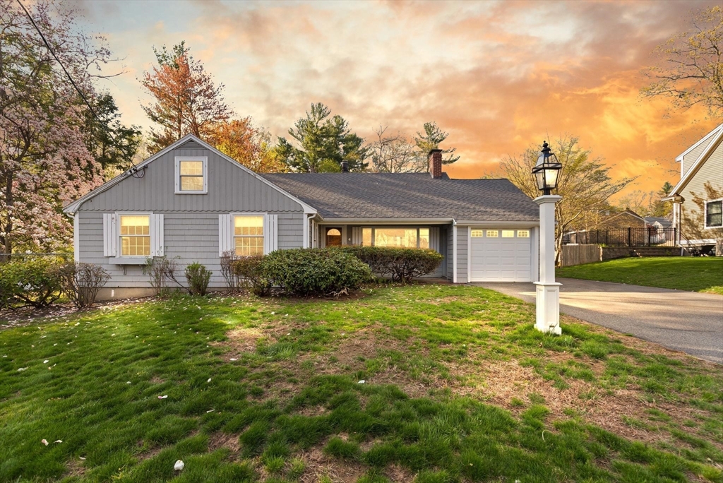 4 Strout Ave, Lynnfield, Massachusetts, 3 Bedrooms Bedrooms, 9 Rooms Rooms,4 BathroomsBathrooms,Residential,For Sale,Strout Ave,73513775
