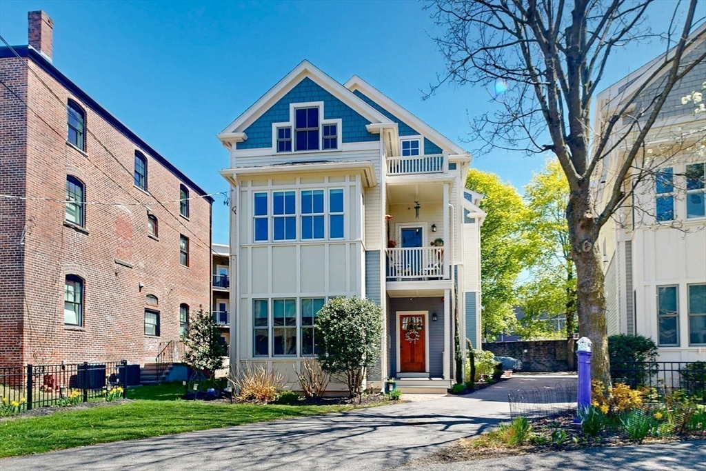 16A Meehan St., Boston, Massachusetts, 3 Bedrooms Bedrooms, 5 Rooms Rooms,2 BathroomsBathrooms,Residential,For Sale,Meehan St.,73513837