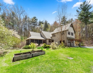 144 Brook St, Hudson, Massachusetts, 3 Bedrooms Bedrooms, 9 Rooms Rooms,2.5 BathroomsBathrooms,Residential,For Sale,Brook St,73513769