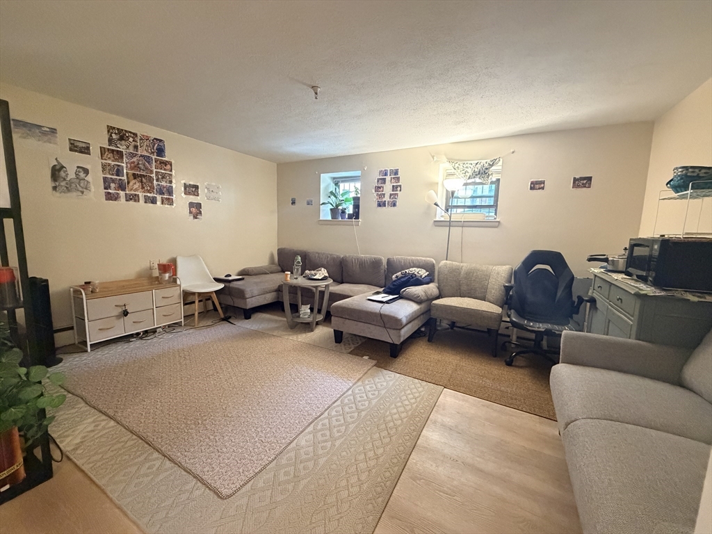 1246 Commonwealth Ave, Boston, Massachusetts, 1 Bedroom Bedrooms, 3 Rooms Rooms,1 BathroomBathrooms,Residential Lease,For Rent,Commonwealth Ave,73513827