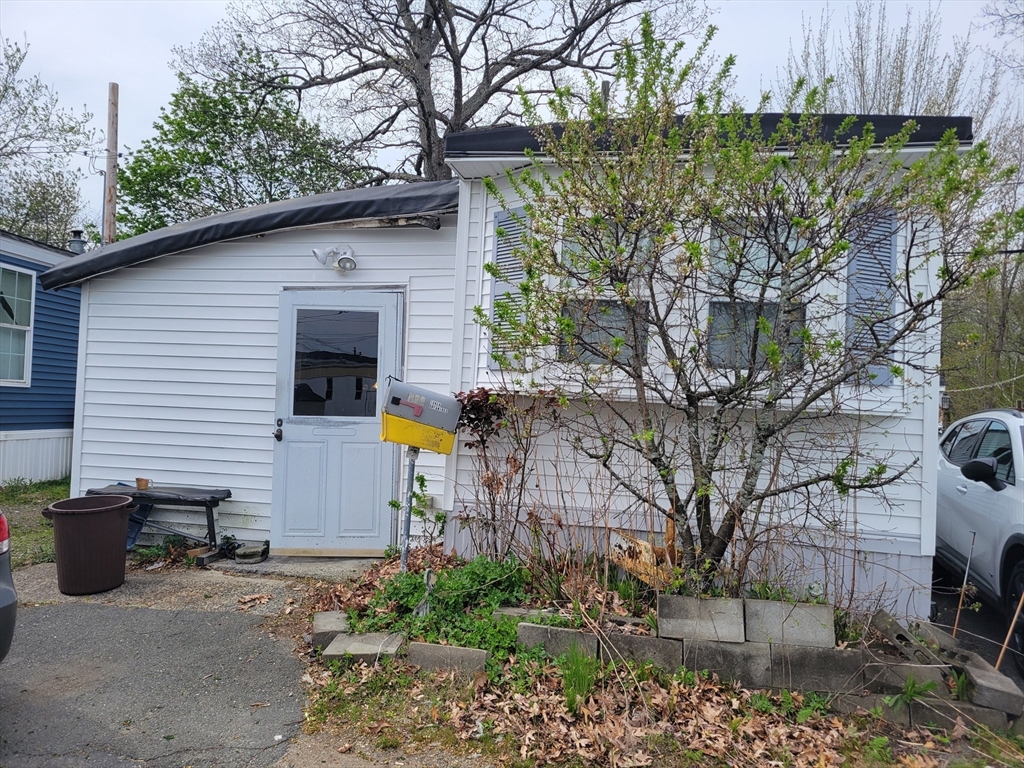 96-98 Newbury Street, Danvers, Massachusetts, 2 Bedrooms Bedrooms, 5 Rooms Rooms,1 BathroomBathrooms,Residential,For Sale,Newbury Street,73513854