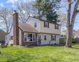 49 Wellesley Rd, Stoughton, Massachusetts, 5 Bedrooms Bedrooms, 7 Rooms Rooms,2 BathroomsBathrooms,Residential,For Sale,Wellesley Rd,73513879
