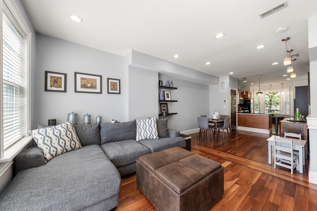 435 W 4th Street, Boston, Massachusetts, 2 Bedrooms Bedrooms, 5 Rooms Rooms,1.5 BathroomsBathrooms,Residential,For Sale,W 4th Street,73513893