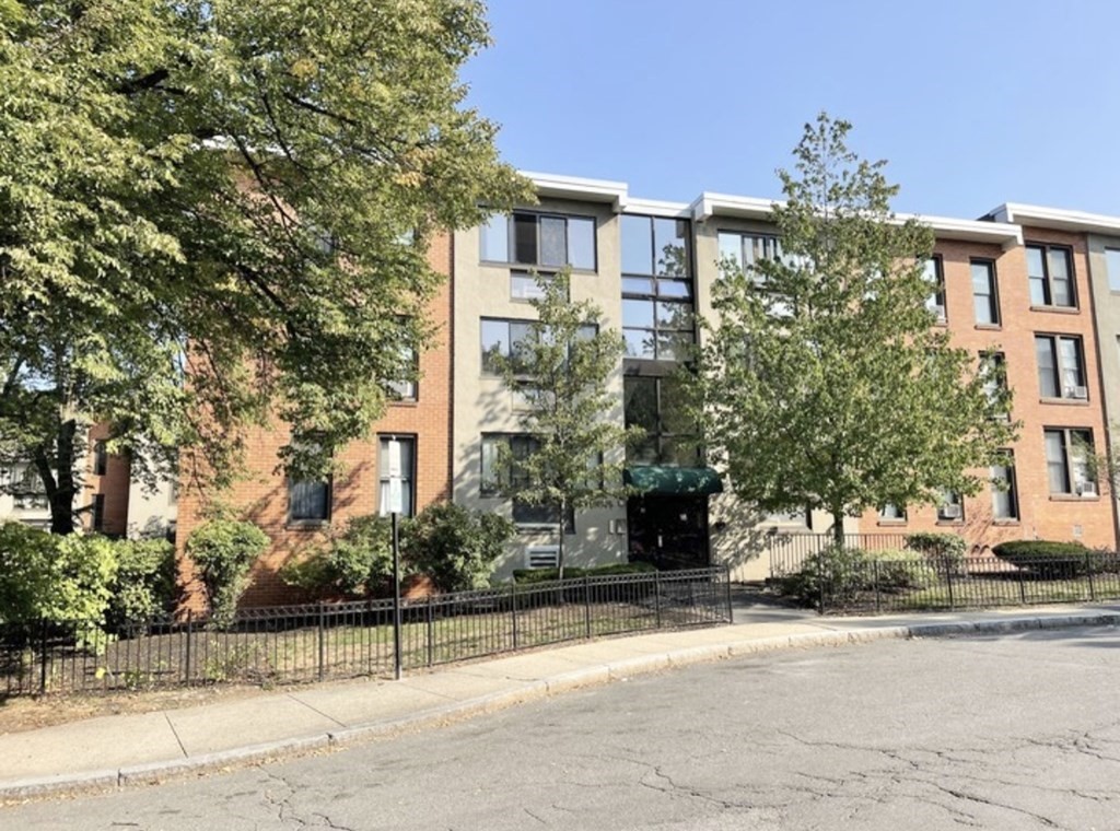 8 Juniper St, Brookline, Massachusetts, 3 Bedrooms Bedrooms, 6 Rooms Rooms,1 BathroomBathrooms,Residential Lease,For Rent,Juniper St,73513921
