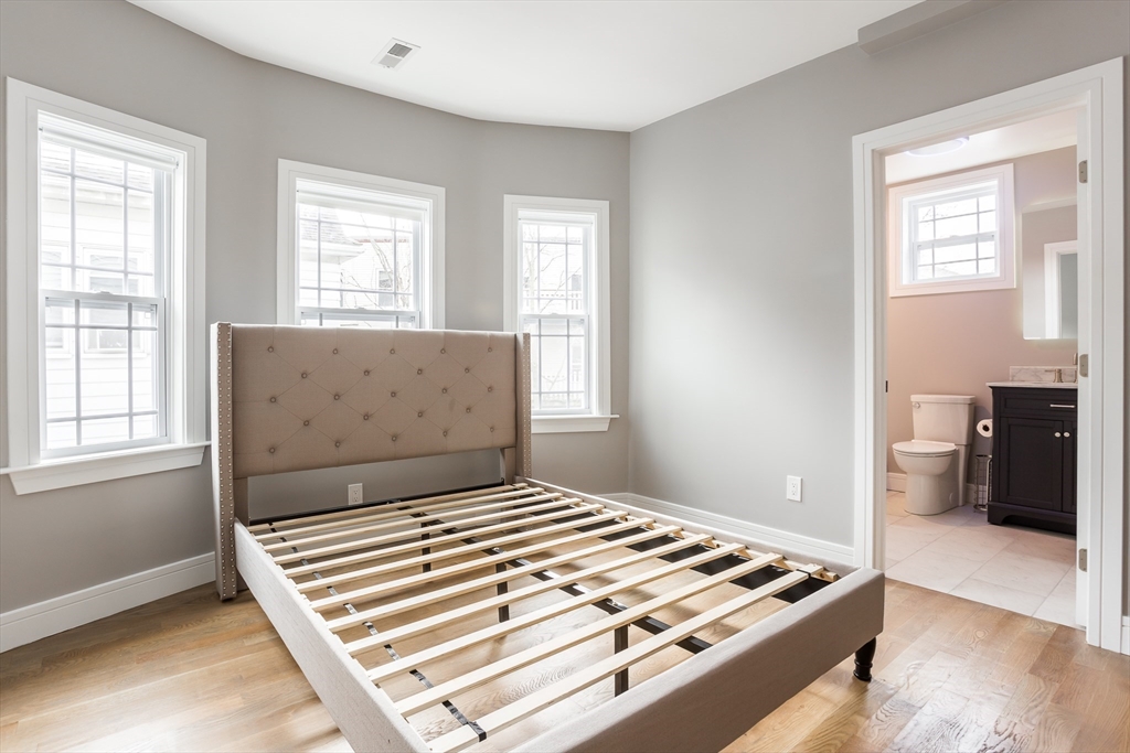 40 Champney St., Boston, Massachusetts, 4 Bedrooms Bedrooms, 6 Rooms Rooms,3 BathroomsBathrooms,Residential Lease,For Rent,Champney St.,73513923