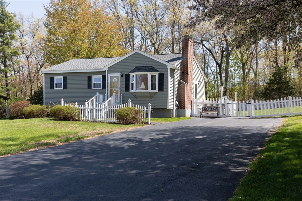 15 Phillip Dr, Bellingham, Massachusetts, 3 Bedrooms Bedrooms, 5 Rooms Rooms,1 BathroomBathrooms,Residential,For Sale,Phillip Dr,73513928