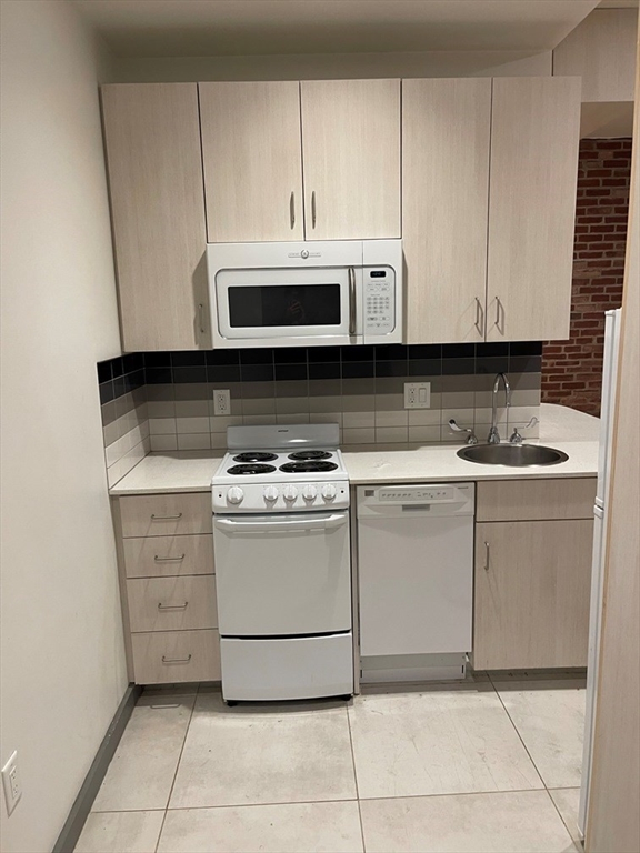 144 Bowdoin Street, Boston, Massachusetts, 1 Room Rooms,1 BathroomBathrooms,Residential Lease,For Rent,Bowdoin Street,73485403