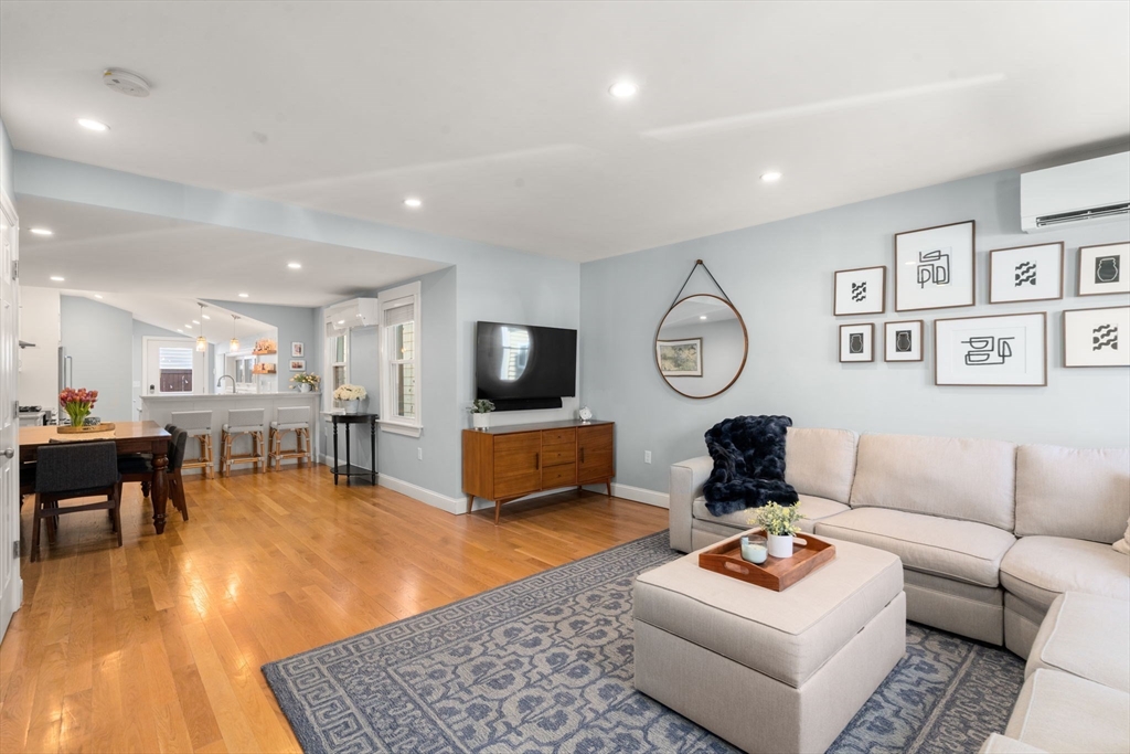 81 Pearl Street, Boston, Massachusetts, 3 Bedrooms Bedrooms, 5 Rooms Rooms,2.5 BathroomsBathrooms,Residential,For Sale,Pearl Street,73514092