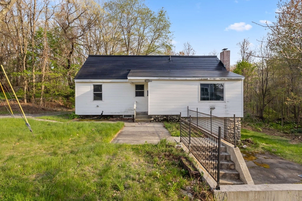 7 Darrow St, Worcester, Massachusetts, 3 Bedrooms Bedrooms, 5 Rooms Rooms,2 BathroomsBathrooms,Residential,For Sale,Darrow St,73514360