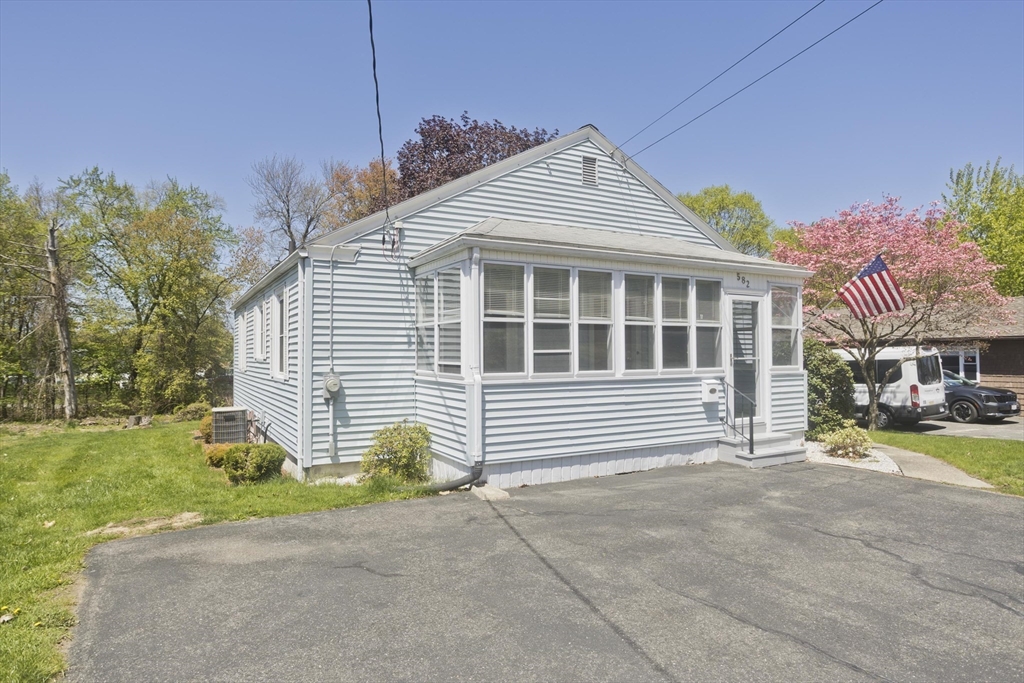 582 Broadway St, Chicopee, Massachusetts, 3 Bedrooms Bedrooms, 5 Rooms Rooms,1 BathroomBathrooms,Residential,For Sale,Broadway St,73514375