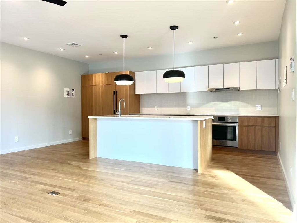 145 Willow St, Cambridge, Massachusetts, 2 Bedrooms Bedrooms, 4 Rooms Rooms,2 BathroomsBathrooms,Residential Lease,For Rent,Willow St,73514651