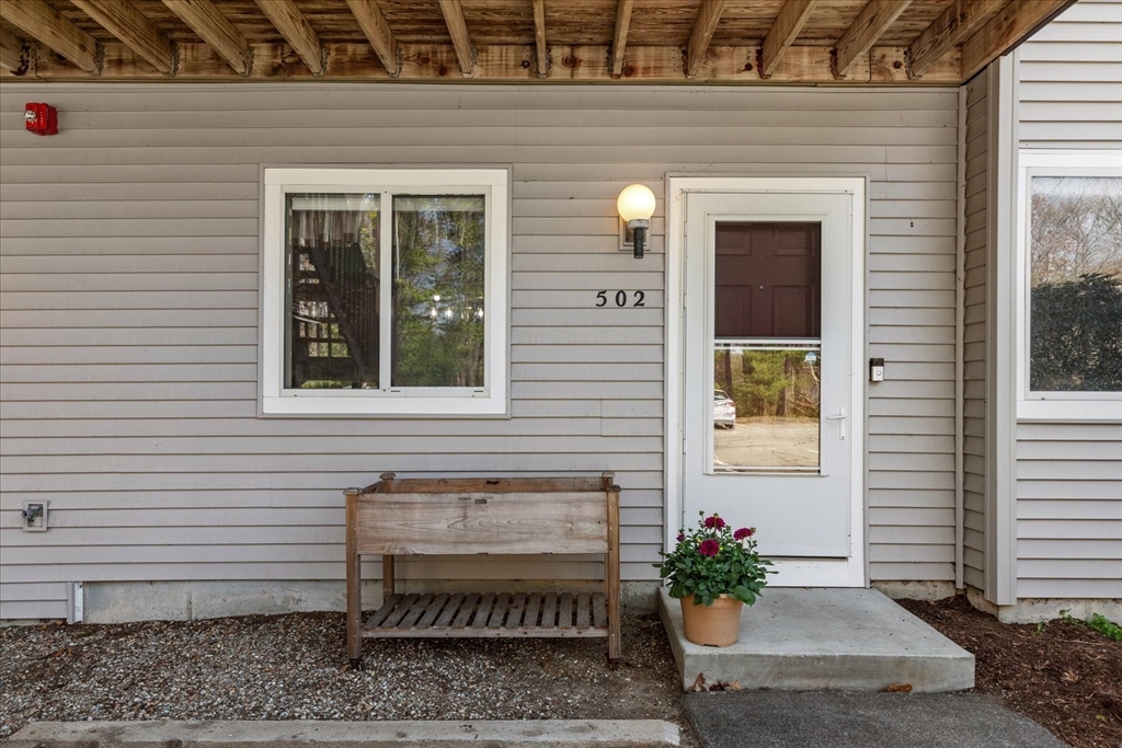 502 Park Place, Raynham, Massachusetts, 2 Bedrooms Bedrooms, 4 Rooms Rooms,1.5 BathroomsBathrooms,Residential,For Sale,Park Place,73514404