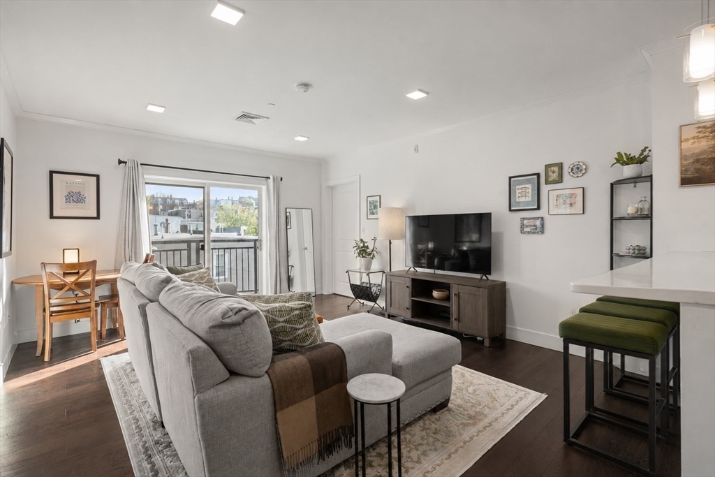 320 Maverick Street, Boston, Massachusetts, 2 Bedrooms Bedrooms, 4 Rooms Rooms,2 BathroomsBathrooms,Residential,For Sale,Maverick Street,73514269