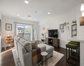 320 Maverick Street, Boston, Massachusetts, 2 Bedrooms Bedrooms, 4 Rooms Rooms,2 BathroomsBathrooms,Residential,For Sale,Maverick Street,73514269