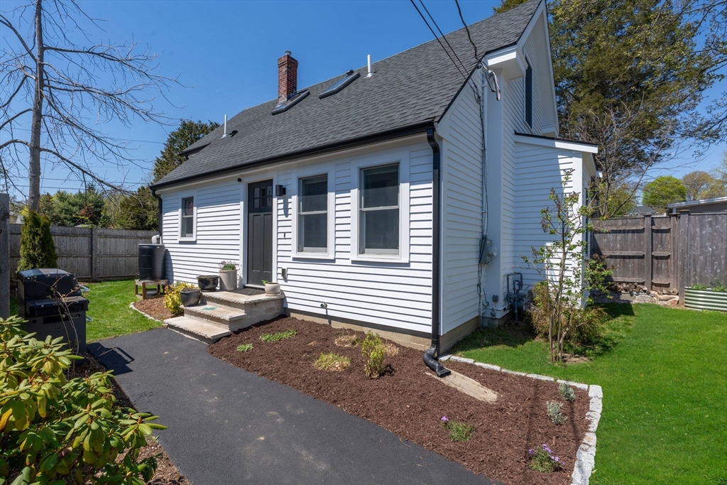 39 Topsfield Rd, Ipswich, Massachusetts, 3 Bedrooms Bedrooms, 9 Rooms Rooms,2.5 BathroomsBathrooms,Residential,For Sale,Topsfield Rd,73514660