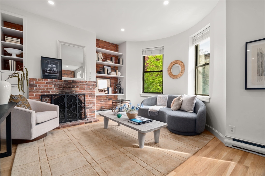 9 Albemarle Street, Boston, Massachusetts, 2 Bedrooms Bedrooms, 4 Rooms Rooms,1 BathroomBathrooms,Residential,For Sale,Albemarle Street,73514673