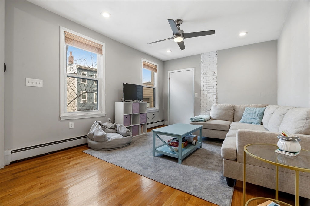 331 E St, Boston, Massachusetts, 3 Bedrooms Bedrooms, 5 Rooms Rooms,1 BathroomBathrooms,Residential,For Sale,E St,73514453