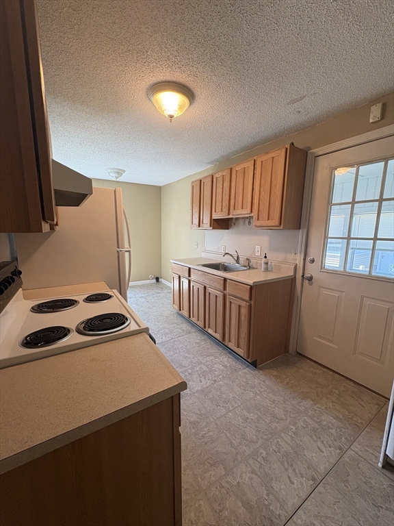 160 East St, Chicopee, Massachusetts, 2 Bedrooms Bedrooms, 5 Rooms Rooms,1 BathroomBathrooms,Residential Lease,For Rent,East St,73514481