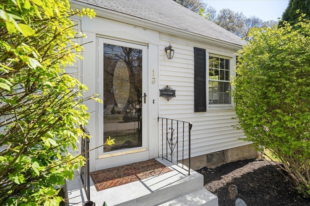 13 Sylvester Road, Natick, Massachusetts, 3 Bedrooms Bedrooms, 8 Rooms Rooms,2 BathroomsBathrooms,Residential,For Sale,Sylvester Road,73514324