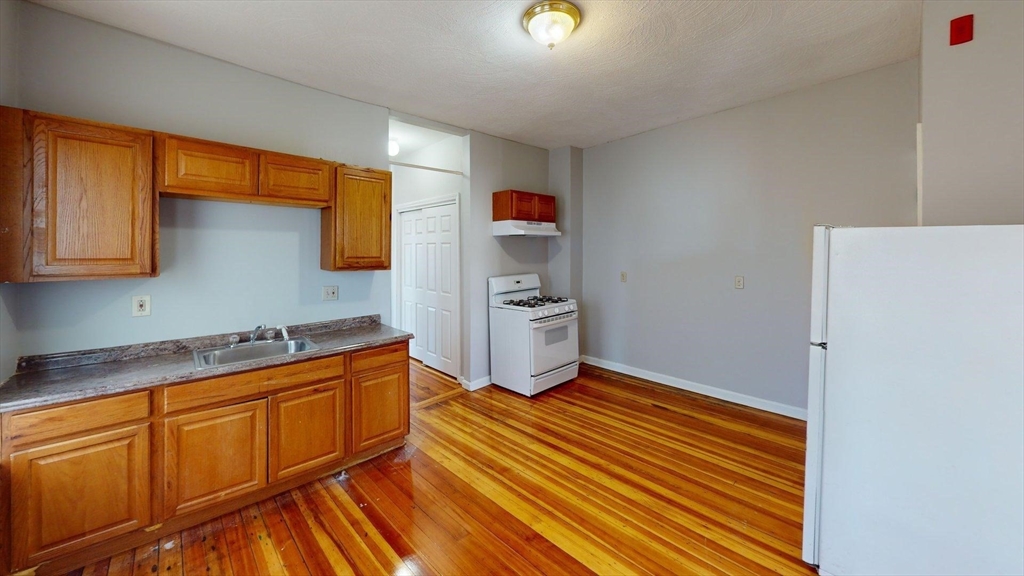 163-165 Hichborn Street, Revere, Massachusetts, 2 Bedrooms Bedrooms, 6 Rooms Rooms,1 BathroomBathrooms,Residential Lease,For Rent,Hichborn Street,73514495