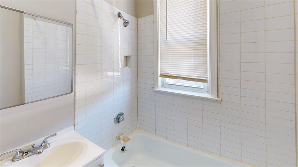52 Sumner Street, Revere, Massachusetts, 2 Bedrooms Bedrooms, 6 Rooms Rooms,1 BathroomBathrooms,Residential Lease,For Rent,Sumner Street,73514500