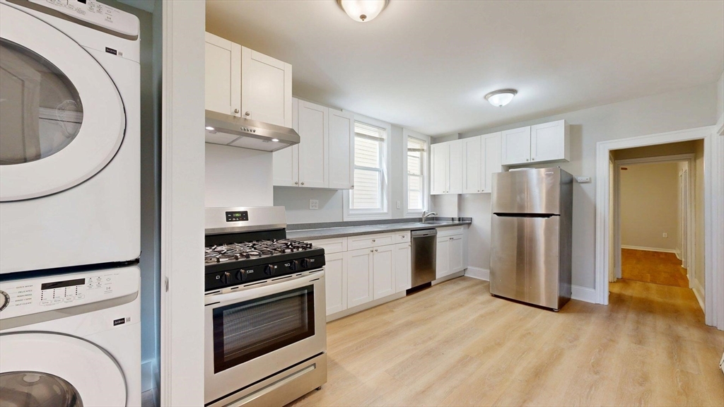 205 Chelsea Street, Boston, Massachusetts, 3 Bedrooms Bedrooms, 6 Rooms Rooms,1 BathroomBathrooms,Residential Lease,For Rent,Chelsea Street,73514547