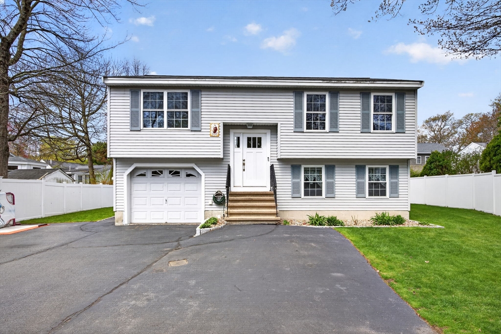 111R Grove Ave, Wilmington, Massachusetts, 3 Bedrooms Bedrooms, 6 Rooms Rooms,2 BathroomsBathrooms,Residential,For Sale,Grove Ave,73514103