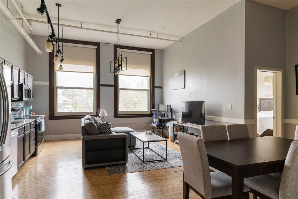 948 Main St, Waltham, Massachusetts, 1 Bedroom Bedrooms, 3 Rooms Rooms,1 BathroomBathrooms,Residential Lease,For Rent,Main St,73514711