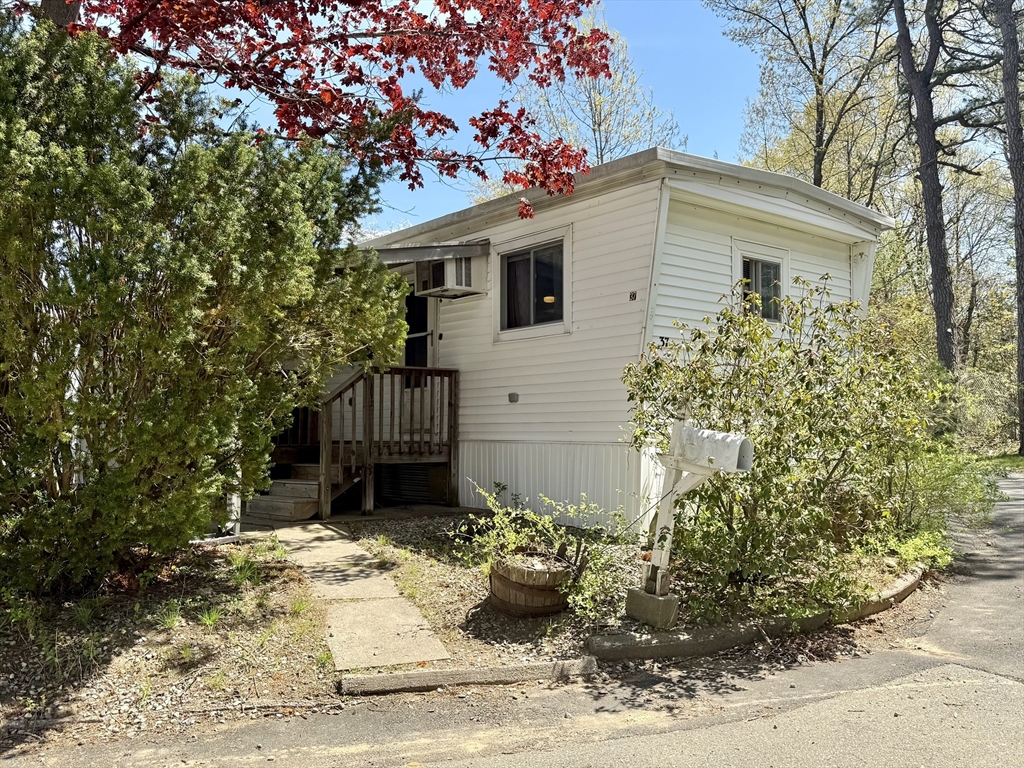 37 Grouse Dr, Chicopee, Massachusetts, 2 Bedrooms Bedrooms, 5 Rooms Rooms,1 BathroomBathrooms,Residential,For Sale,Grouse Dr,73514560