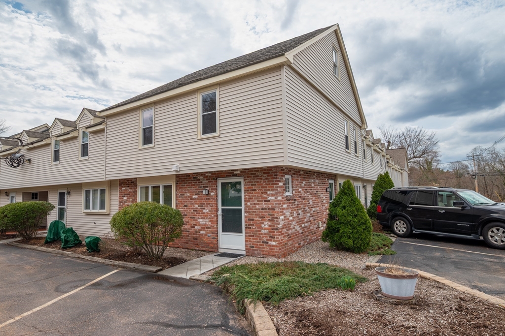265 Park Street, North Attleboro, Massachusetts, 2 Bedrooms Bedrooms, 5 Rooms Rooms,1.5 BathroomsBathrooms,Residential,For Sale,Park Street,73495128