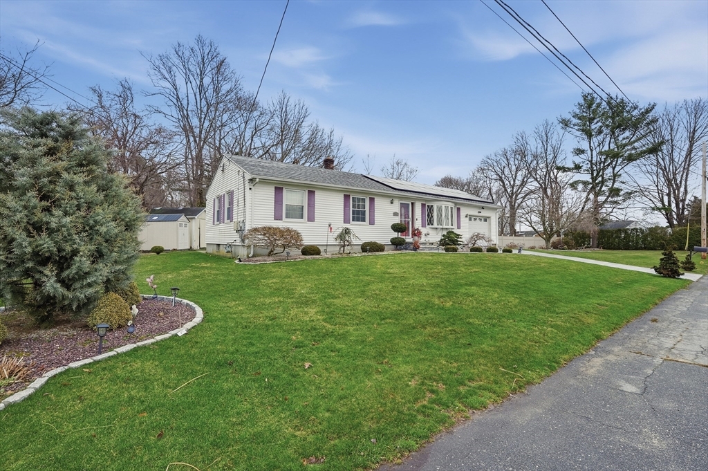 572 Bartlett Street, Acushnet, Massachusetts, 3 Bedrooms Bedrooms, 7 Rooms Rooms,2 BathroomsBathrooms,Residential,For Sale,Bartlett Street,73500426